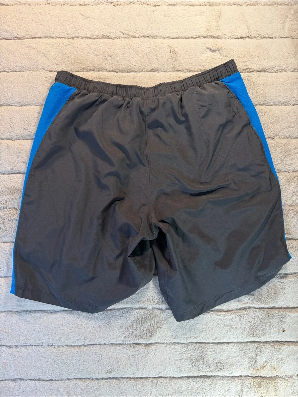 Mountain Hardwear Men’s Blue and Black Athletic Shorts w/ liner short, Medium